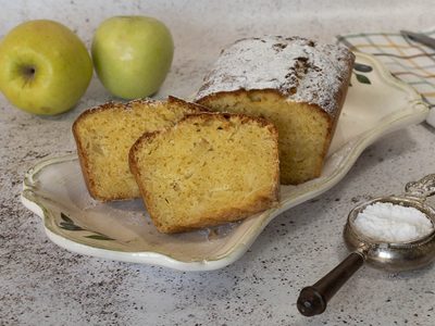 Budín de manzana con yogur y sin harina: listo en pocos minutos y para comer sin culpa
