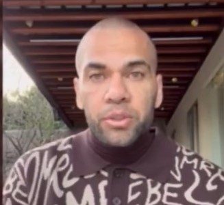 Dani Alves pide libertad para vivir con sus hijos; fiscalía dice que ese plan es “ficticio”