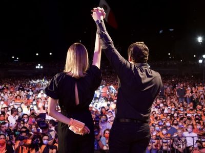 Salud de NL lanza alerta porque no se siguieron protocolos de covid-19 en el festejo de Samuel García