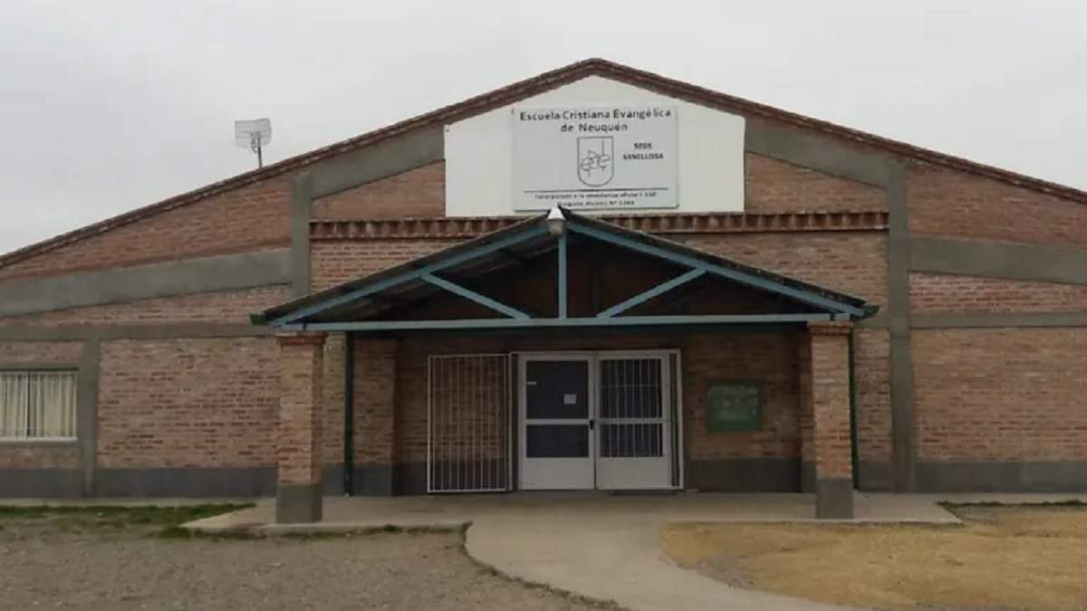 La administrativa imputada trabajaba en la sede Senillosa del colegio evangélico. Fuente (Facebook)