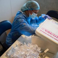 Uruguay ya comenzó a aplicar la tercera dosis de la vacuna contra covid-19
