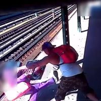 Un hombre arroja a una mujer a las vías del Metro de Nueva York (Video)
