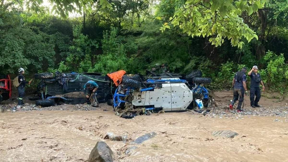 Los vehículos arrastrados por el río