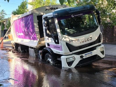Guaymallén: cedió el asfalto y se “tragó” a un camión recolector