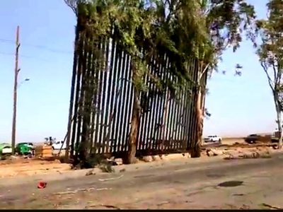 Vientos de Santa Ana arrancan muro de Trump en Mexicali