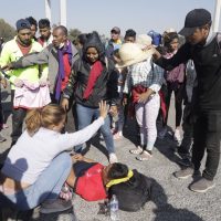Agentes del INM atropellan a dos migrantes en Puebla