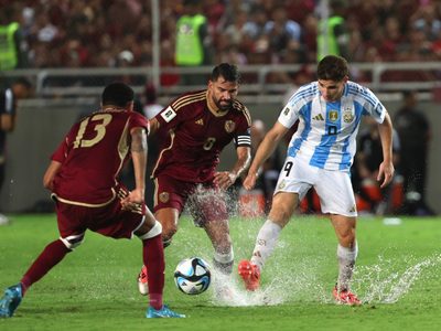 En medio de los charcos: a la Selección Argentina se le escapó el triunfo en Maturín