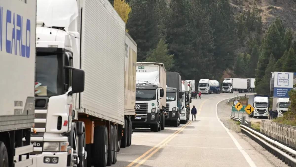 Camiones varados en la ruta 237. Fuente: (La 17)