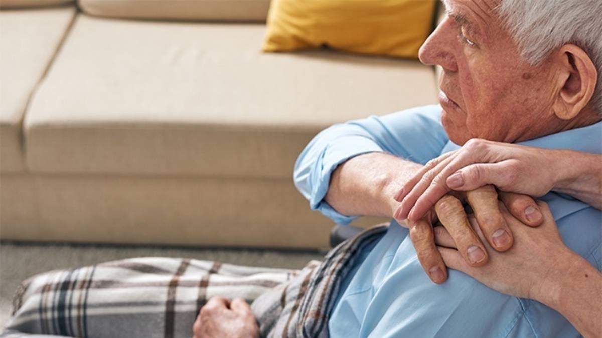 Un adulto mayor con Parkinson