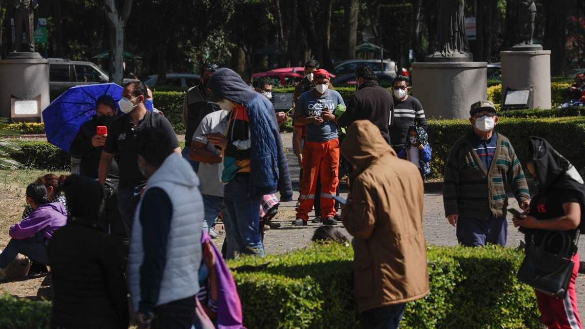 Fila para aplicarse la prueba de covid-19 en la Ciudad de México