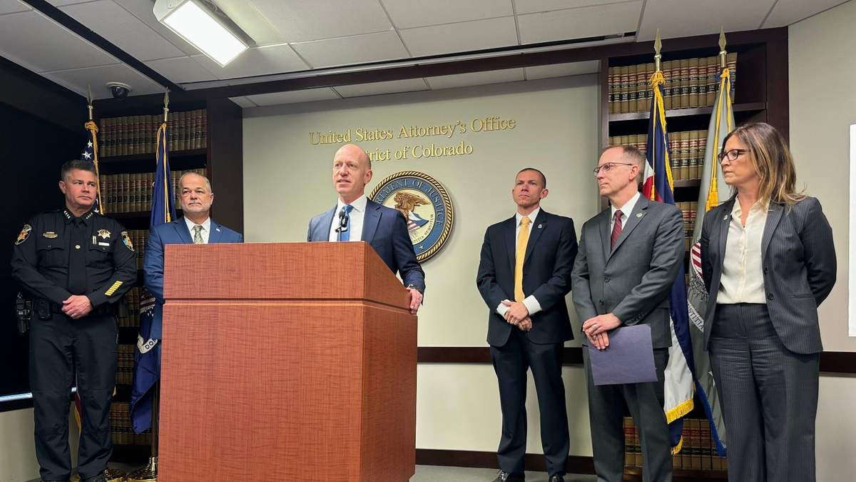 El fiscal federal del Distrito de Colorado, Peter McNeilly, acompañado por funcionarios locales y federales, anuncia la acusación formal de varias personas por su presunta colaboración con una organización mexicana de tráfico de drogas