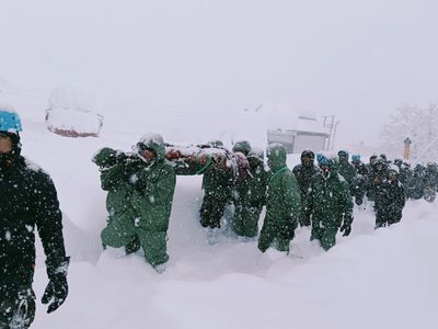 Enorme avalancha de nieve deja atrapados a 41 trabajadores en el Himalaya