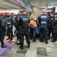Un convoy del Metro golpea en la cabeza a un policía
