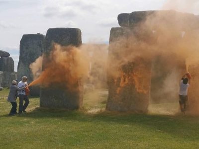 Activistas vandalizan monumento de Stonehenge con pintura naranja