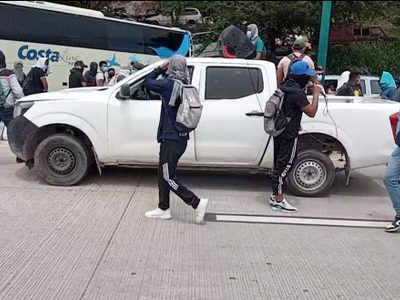 Alumnos de Ayotzinapa bloquearon la Autopista del Sol