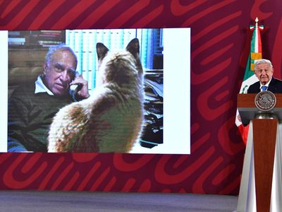 AMLO se defiende y aclara que la oficina desordenada es de su asistente Laurita