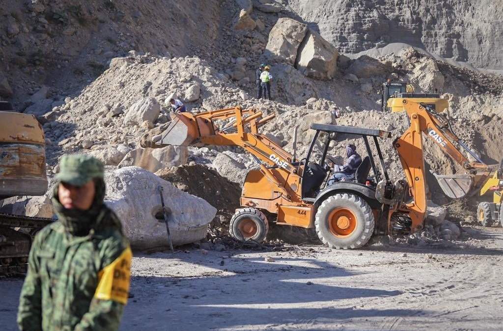 Labores de rescate en derrumbe de una mina de arena en Amacuzac, Morelos