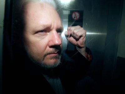 Corte británica dice que Assange no puede ser extraditado hasta que EU descarte pena de muerte