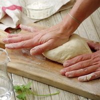 El secreto de las pizzerías para que la pizza te salga igual: crocante y deliciosa