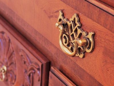 Sin gastar fortuna: cómo limpiar los tiradores de bronce de tus muebles de madera y dejarlos relucientes