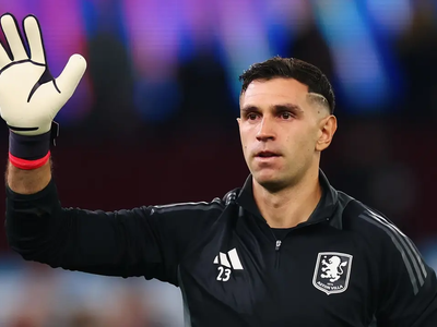 En medio de los rumores de transferencia: la decisión que tomó Aston Villa con Dibu Martínez