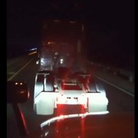 Trailero embiste a delincuentes que intentaban asaltarlo en la autopista Puebla-Orizaba (Video)