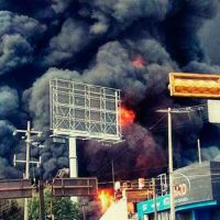 Evacuan escuelas por incendio en fábrica de pinturas en Guadalajara