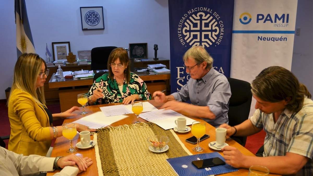 La firma del acuerdo entre Universidad Nacional del Comahue y el PAMI Neuquén. Fuente: (UNCo)