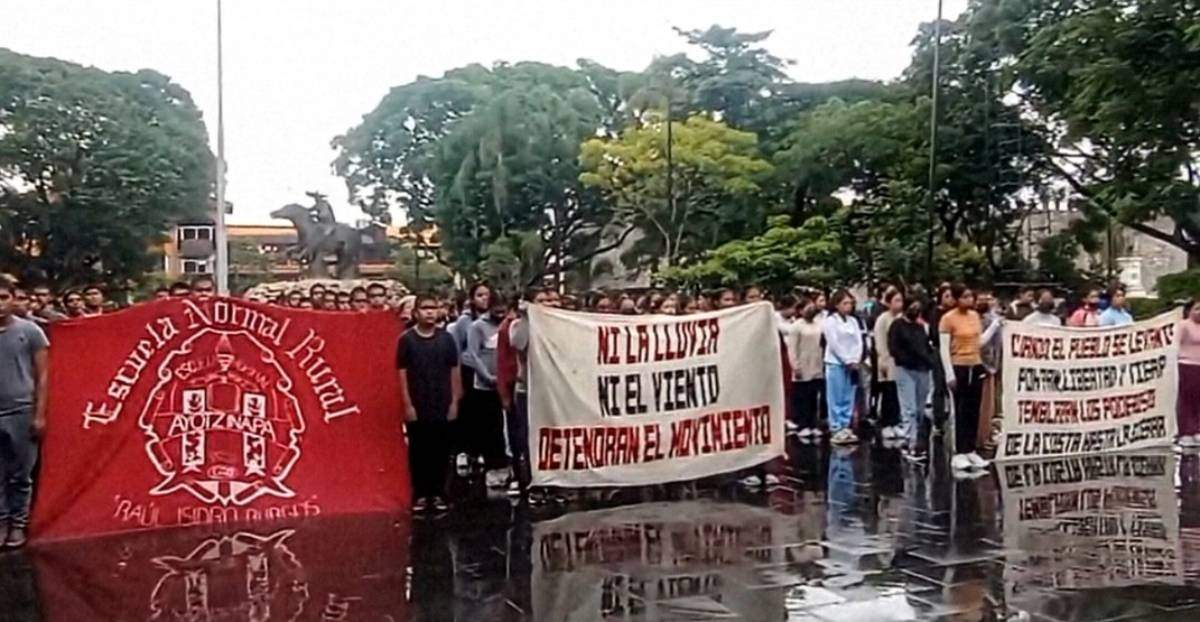 Marcha de estudiantes de la Escuela Normal Rural Emiliano Zapata, quienes exigen la destitución de docentes por irregularidades en la institución