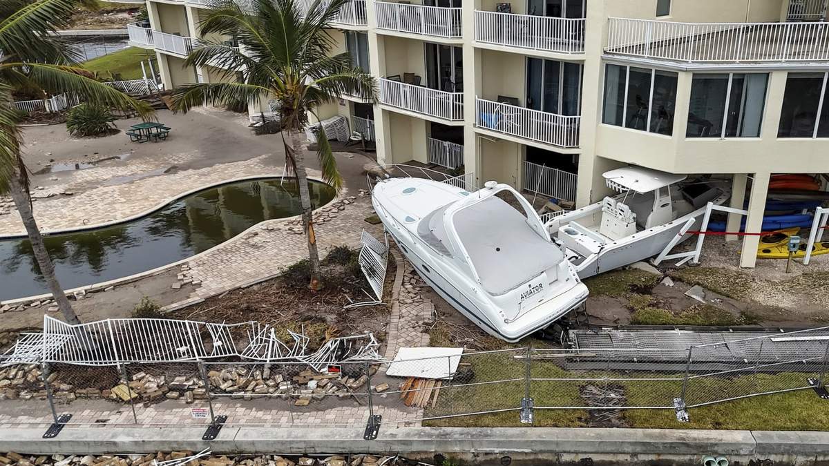 Lanchas en un complejo residencial luego de haber sido empujadas a la costa por las inundaciones provocadas por el huracán Helene en St. Petersburg, Florida