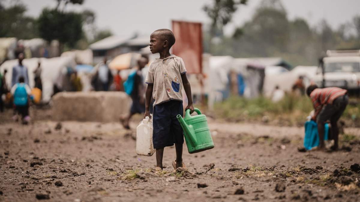 Un niño con agua en un campo de desplazados cerca de Goma, en la provincia congoleña de Kivu Norte