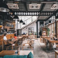 En estado crítico, proyectan plan para restaurantes: menos clientes y mamparas divisorias