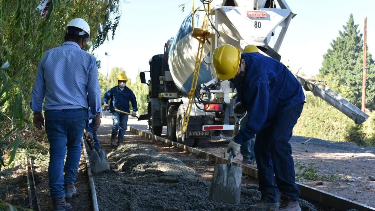 Obreros trabajando en lo que será el Paseo Río Neuquén. Fuente: (Twitter)