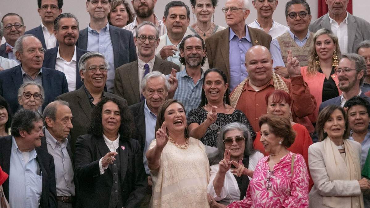 Xóchitl Gálvez con los intelectuales que se sumaron a su candidatura
