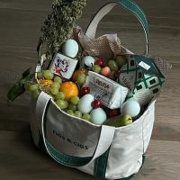 La idea más fácil para reutilizar una bolsa de compras: sumale un pañuelo colorido y lucila como un accesorio de temporada