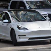 Adulto mayor muere tras ser atropellado por un Tesla en Nuevo León