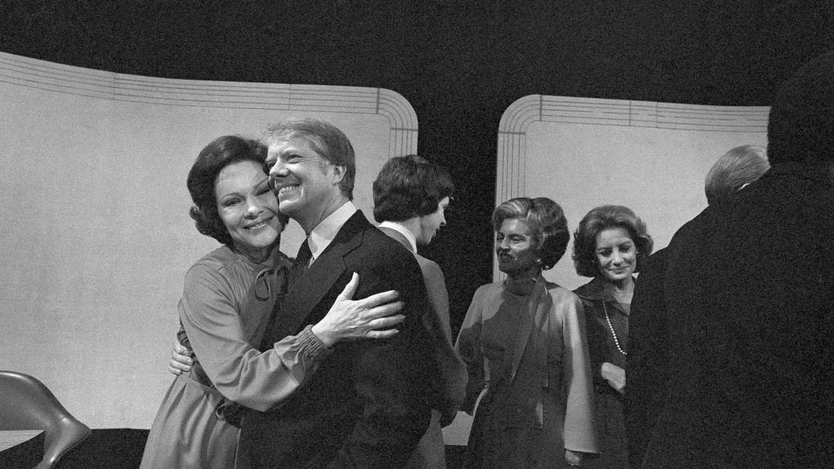 El candidato presidencial demócrata Jimmy Carter recibe un abrazo de su esposa, Rosalynn, después del tercer debate presidencial el 22 de octubre de 1976, Williamsburg, Virginia