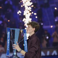 Jannik Sinner vence a Carlos Alcaraz y retiene el título de las Finales ATP ante su público
