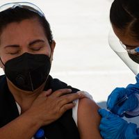 Organizaciones urgen vacunar a todos los médicos de organismos públicos y privados