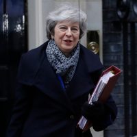 Theresa May libra moción de censura ante crisis por el Brexit
