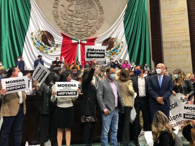 Oposición revienta discusión sobre fideicomisos con toma de tribuna en San Lázaro