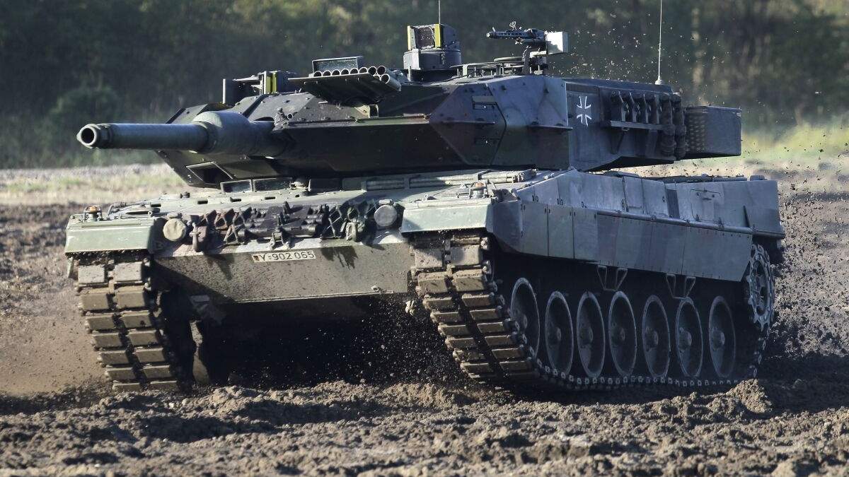 En esta imagen de archivo, un tanque Leopard 2 durante una demostración para medios alemanes organizado por las fuerzas armadas de Alemania en Munster, cerca de Hannover, Alemania, el 28 de septiembre de 2011