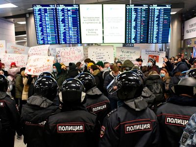 Operativo policial en el aeropuerto de Moscú: se reúnen los simpatizantes de Navalny