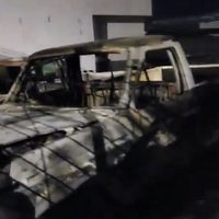 Le incendian 20 autos por no pagar piso; arremete contra AMLO y Sheinbaum (Video)