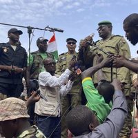 Nigerinos buscan voluntarios para ayudar a la junta militar ante una posible invasión