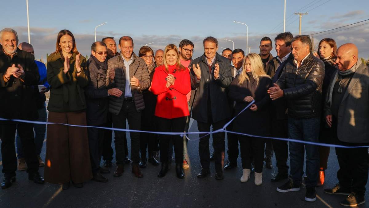 Autoridades en la apertura del tramo de la RN22. Fuente: (Twitter)