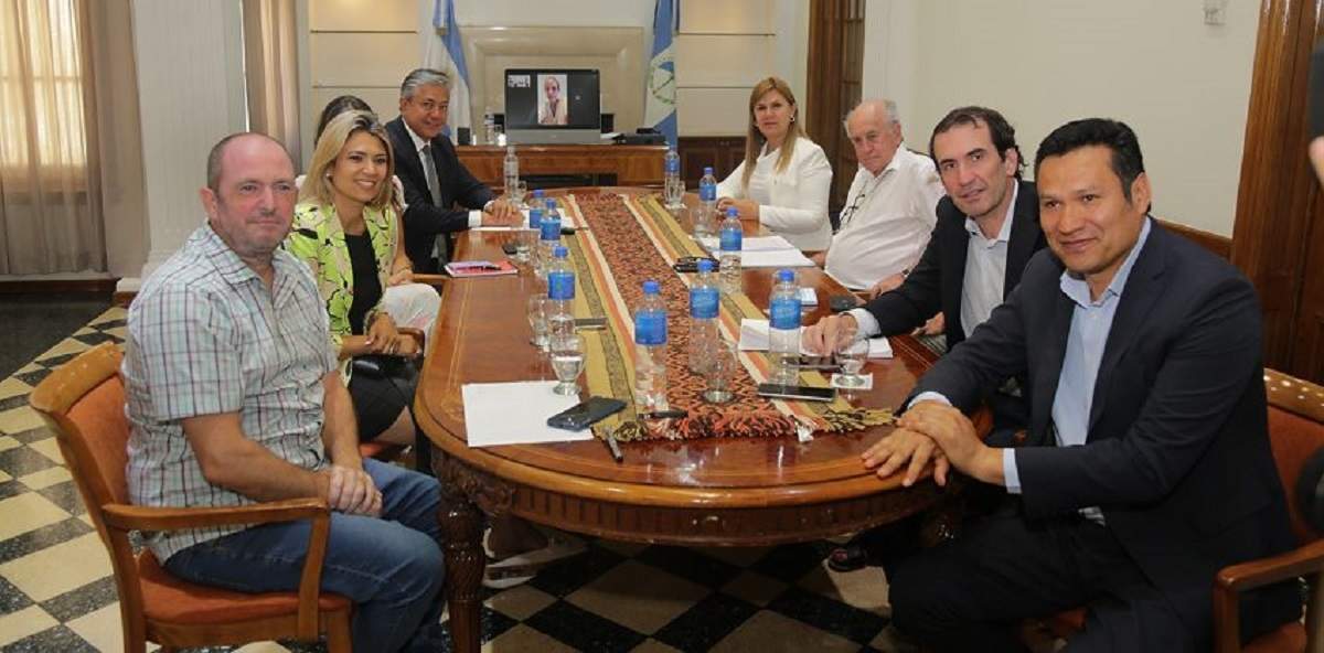 Reunión donde se abordó la Ley Ómnibus. Fuente: (Neuquén Informa)