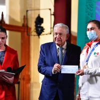 AMLO entrega estímulos a atletas que fueron a Tokio 2020; reparte 110 millones de pesos