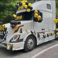 Celebra la graduación de su hija con un tráiler