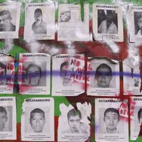 Madres y padres de los 43 de Ayotzinapa llegan a Palacio Nacional para reunión con AMLO